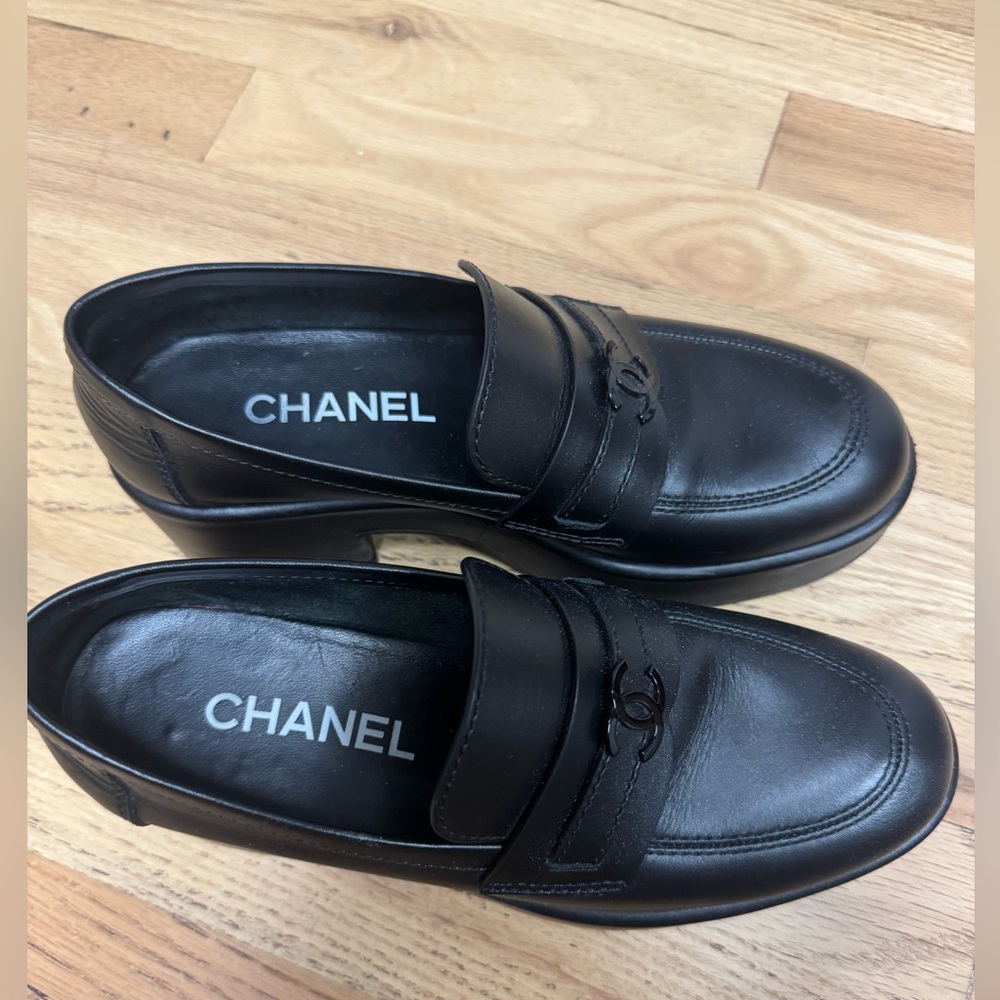 CHANEL Elegant Black Platform Shoes - Picture 2 of 3